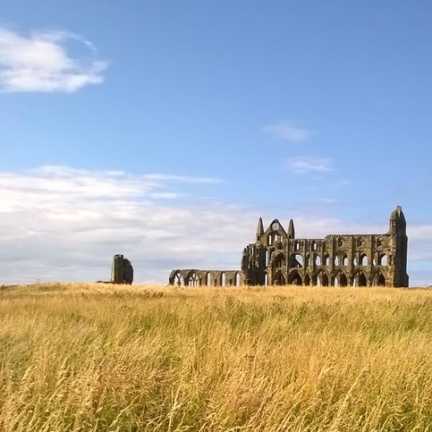 Whitbey Abbey Whitby Abbey ist ein ehemaliges Kloster oberhalb von Whitby, einer historischen Hafenstadt an der Nordseeküste der Grafschaft Yorkshire in England.