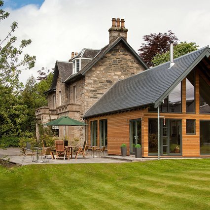 This beautiful early Victorian former Doctors house has been transformed into an award winning, boutique Bed and Breakfast providing a unique blend of the traditional with the luxury of contemporary design. Standing peacefully in two acres of manicured gardens with private off-road parking, the guesthouse can be found at the northern edge of Pitlochry town just a 5 minute, flat walk from the town centre where the Pitlochry Festival Theatre, good pubs, restaurants, shops and all local attractions can be found. Vorschau
