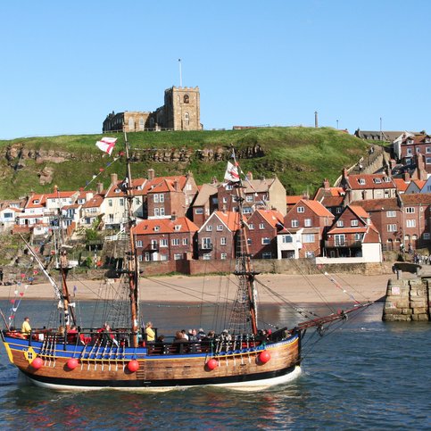 Whitby Whitby ist eine Kleinstadt in North Yorkshire. Sie befindet sich im Nordosten der Grafschaft an der Mündung des River Esk in die Nordsee und ist ein bedeutender historischer Küstenort.