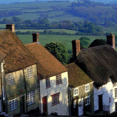 Aus dem Englischen übersetzt-Gold Hill ist eine steile Kopfsteinpflasterstraße in der Stadt Shaftesbury in der englischen Grafschaft Dorset. 