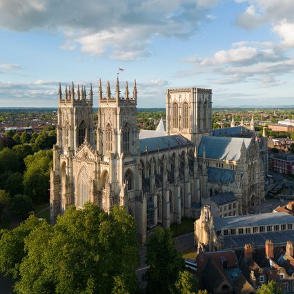 York ist eine befestigte Stadt im Nordosten Englands, die von den Römern gegründet wurde. Das York Minster, die imposante gotische Kathedrale aus dem 13. Jahrhundert, ist berühmt für ihre Buntglasfenster und 2 Glockentürme. Auf der Stadtmauer führt ein Fußweg mit herrlichen Blick auf die Stadt. Vorschau