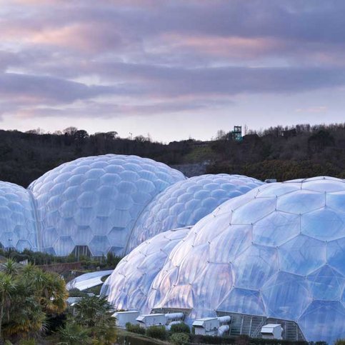 Das Eden Project ist ein botanischer Garten bei Bodelva in Cornwall, England, etwa acht Kilometer nordöstlich von St Austell. Die Anlage ist rund 50 Hektar groß und stellt eine bedeutende Sehenswürdigkeit im Süden Englands dar.