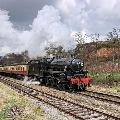 North Yorkshire Moors Railway Die North Yorkshire Moors Railway (NYMR) ist eine Museumseisenbahn in North Yorkshire. Die Strecke zwischen Pickering und Whitby beträgt 29 Kilometern und verläuft weitgehend eingleisig. Die Züge halten u.a. in Goathland. Der Bahnhof war mehrfach Filmkulisse, so u.a. im ersten Harry-Potter-Film „Harry Potter und der Stein der Weisen“. Hier stellte der Bahnhof Goathland den Bahnhof „Hogsmeade“ dar.