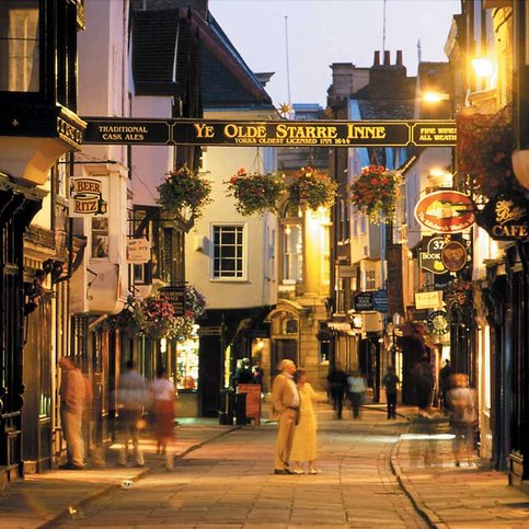 BAENG160 Thumbnail 2 Die Altstadt von York in der Abenddämmerung