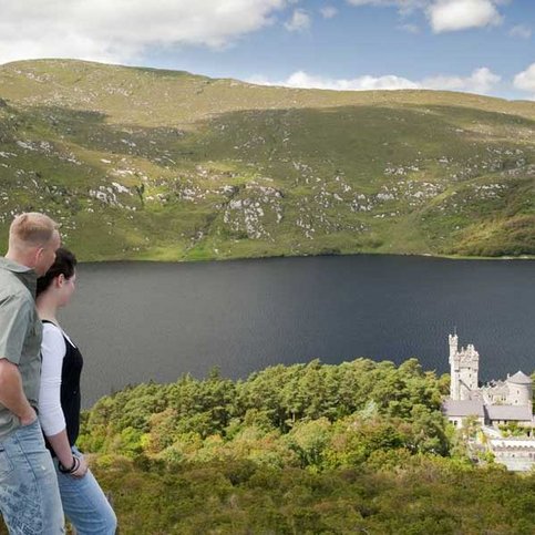 Ein Paar im Glenveagh-Nationalpark im County Donegal