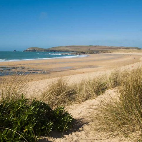 Constantine Bay - ein Strand mir Dünen bei Sonnenschein, Cornwall, England